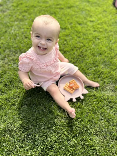 NUUROO szilikon 4 részes étkészlet- rózsa zsiráf baba pohárral, kanállal szilikon csúszásmentes