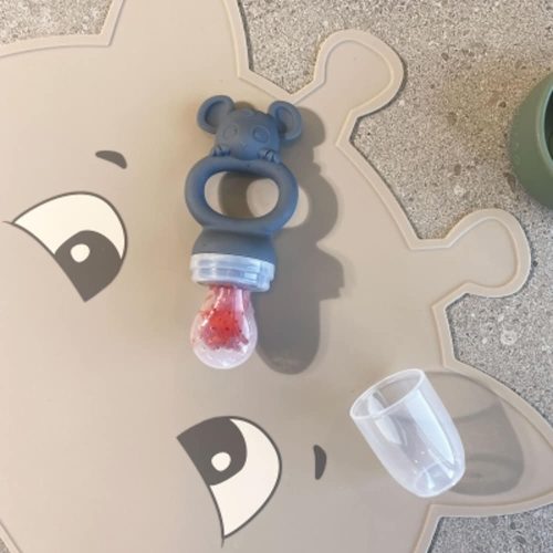 NUUROO Albert szilikon tányéralátét- Krém zsiráf baba tányéralátét