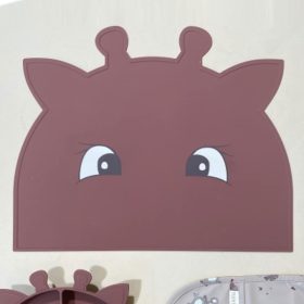   NUUROO Albert szilikon tányéralátét- Mahagoni zsiráf baba tányéralátét