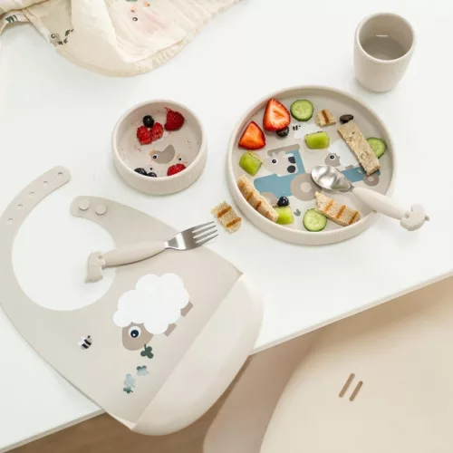 Done by Deer Szilikon tapadós étkészlet, Tiny Farm, homokszínű tapadókorongos