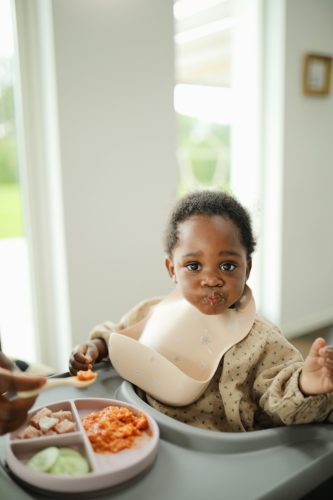 Előke (Fehér margaréta) púder alapon Mushie, baba előke