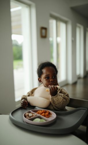 Előke (Fehér margaréta) púder alapon Mushie, baba előke