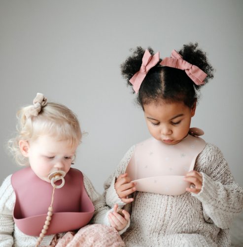 Előke (Fehér margaréta) púder alapon Mushie, baba előke