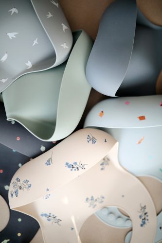 Előke (Lila virág) Mushie, baba előke