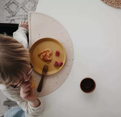 Lapostányér (Mustársárga) Mushie/K (baba/gyermek tányér) műanyag