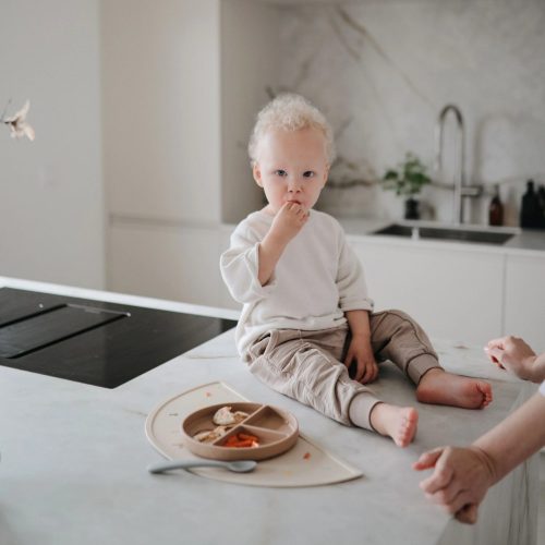 Szilikon lapostányér (Bézs) Mushie baba tányér tapadókorongos