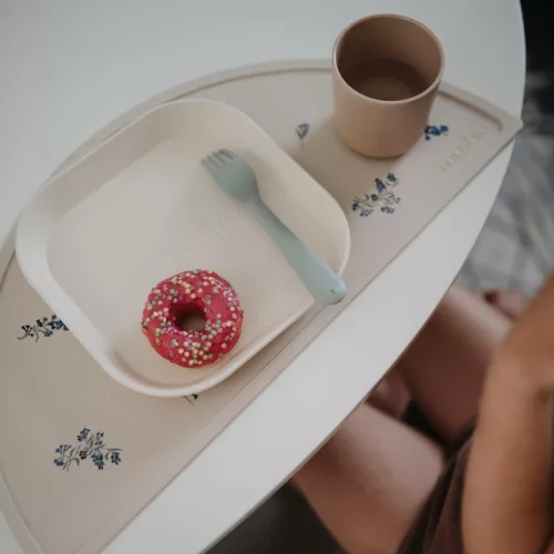 Tányéralátét (Lila virág) Mushie baba tányéralátét