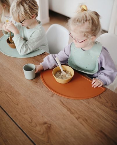 Tányéralátét (Konfetti világos türkiz) Mushie baba tányéralátét