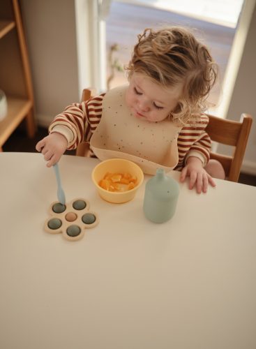 Szilikon mélytányér (Nárcisz) Mushie tapadókorongos baba tál