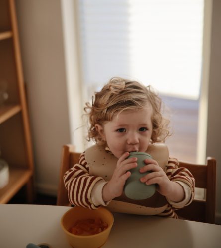 Szilikon mélytányér (Nárcisz) Mushie tapadókorongos baba tál