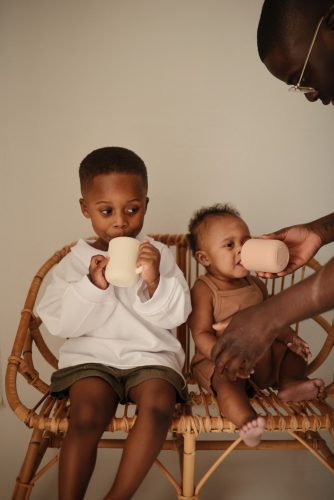 Szilikon szívószálas itatópohár (Homok) Mushie baba pohár