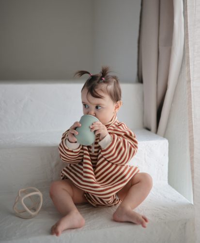 Szilikon itatópohár (Világos türkiz) Mushie baba pohár