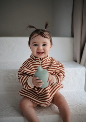 Szilikon itatópohár (Világos türkiz) Mushie baba pohár