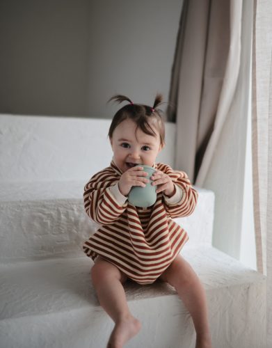 Szilikon itatópohár (Világos türkiz) Mushie baba pohár