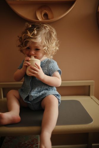 Szilikon itatópohár (Homok) Mushie baba pohár