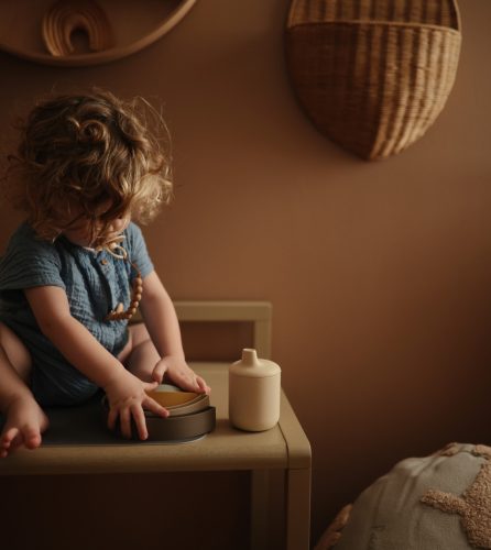 Szilikon itatópohár (Homok) Mushie baba pohár