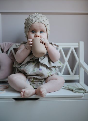 Szilikon itatópohár (Bézs) Mushie baba pohár