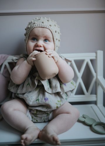 Szilikon itatópohár (Bézs) Mushie baba pohár