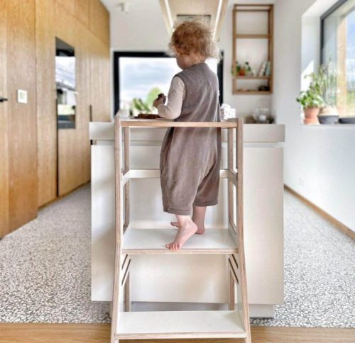 MecanWood konyhai fellépő, tanulótorony állítható magasságú PRÉMIUM – Natúr fa extra védőréteggel - kiesésgátlóval -montessori torony, mini fellépő nélkül