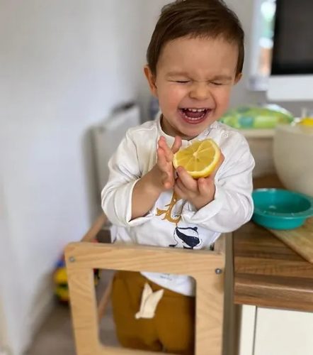 MecanWood konyhai fellépő, tanulótorony állítható magasságú PRÉMIUM – Natúr fa extra védőréteggel - kiesésgátlóval -montessori torony, mini fellépő nélkül