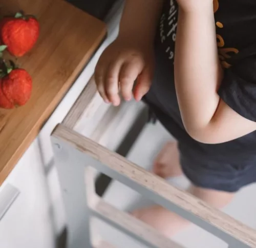MecanWood fehér konyhai gyerek fellépő, tanulótorony Mini fellépővel állítható magasságú PRÉMIUM-montessori torony