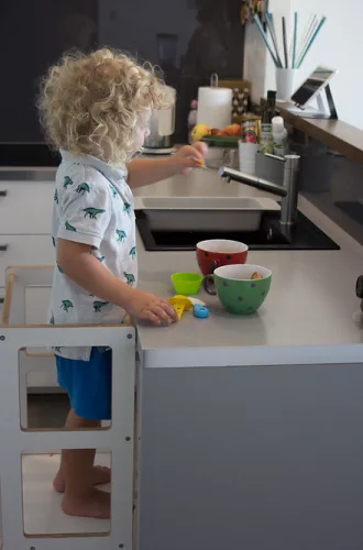 MecanWood fehér konyhai gyerek fellépő, tanulótorony Mini fellépővel állítható magasságú PRÉMIUM-montessori torony
